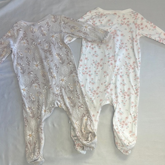 Gerber - Set of 2 floral Cream and Tan Footies One Piece Sleepers - Picture 4 of 4